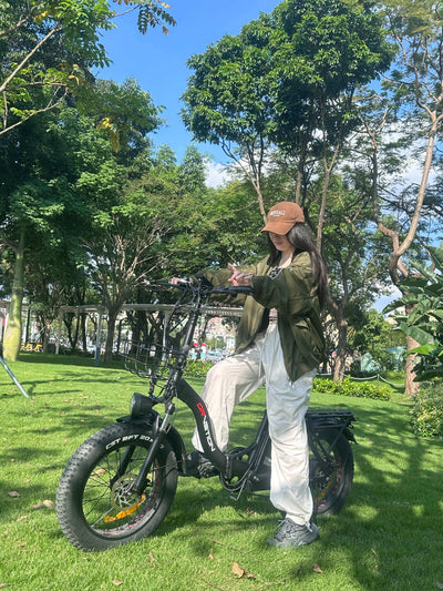 Drvetion CT20 — person standing beside an e-bike in a garden